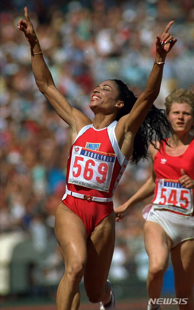 [서울=뉴시스]1988 서울올림픽 여자 100m 결승전 당시 플로렌스 그리피스 주니어의 모습. 1988.09.25.