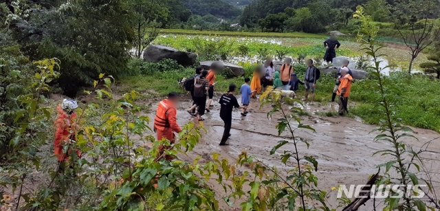 [충주=뉴시스] 조성현 기자 =2일 새벽 충북 북부권에 집중호우가 내리면서 충주시 엄정면 주민들이 마을회관으로 대피하고 있다.이날 충주에는 전날부터 220㎜가 넘는 폭우가 쏟아졌다. (사진 = 충북소방본부 제공) 2020.08.02.  photo@newsis.com 