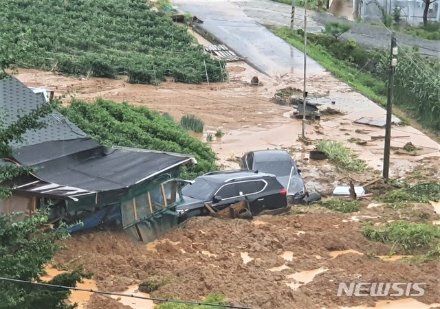 [제천=뉴시스]이병찬 기자 = 2일 오전 큰 비가 내린 충북 제천 지역 농촌마을 주택이 흘러내린 토사에 위태로운 상황을 연출하고 있다.(사진=제천소방서 제공) 2020.08.02.  photo@newsis.com 