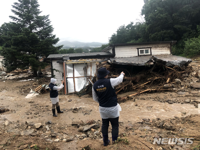 [서울=뉴시스] 이영환 기자 = 산림·토목·지질 등 각 분야 전문가들로 구성된 산사태원인조사단이 2일 경기 안성시 일죽면 화봉리 일대와 죽산면 장원리 일대에서 드론과 GPS를 이용해 피해 규모 파악 및 산사태 발생 원인을 분석하고 있다.(사진=산림청 제공) 2020.08.02.  photo@newsis.com