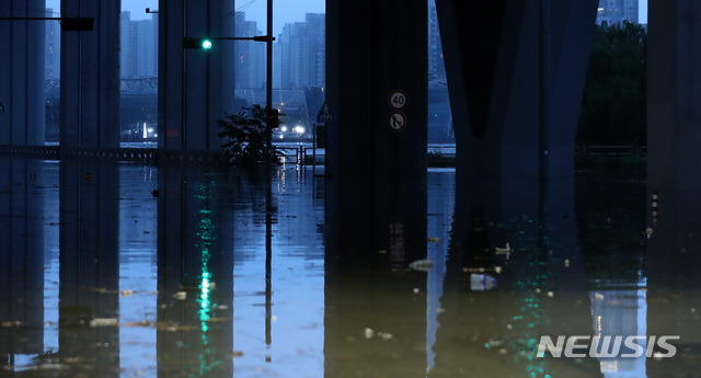 서울 등 중부, 출근길 폭우…남부 지방은 더위 기승