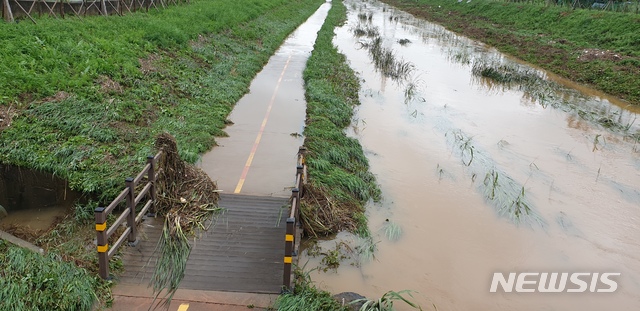 경기 고양시 도촌천 자전거길이 전날부터 이날 오전까지 내린 폭우로 물에 잠겨 있다. 