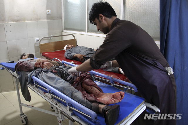 [잘랄라바드=AP/뉴시스]2일 아프가니스탄 카불 동쪽 잘랄라바드에서 발생한 폭탄 공격으로 부상을 입은 남성이 병원으로 옮겨진 모습. 2020.08.03.