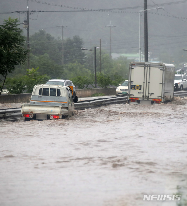 [가평=뉴시스] 박미소 기자 = 장마전선의 영향으로 중부지역에 강한 비가 내리는 지난 3일 오전 경기 가평군 달전리 인근 국도가 침수되어있다. 2020.08.03. misocamera@newsis.com
