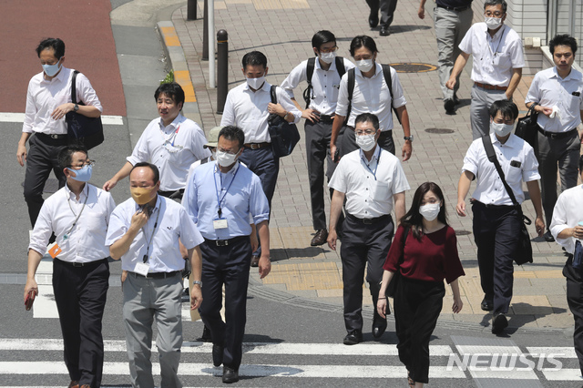 [도쿄=AP/뉴시스]4일 일본 도쿄의 한거리를 신종 코로나바이러스 감염증(코로나19) 감염 예방을 위해 마스크를 착용한 시민들이 걷고 있다. 2020.08.04.