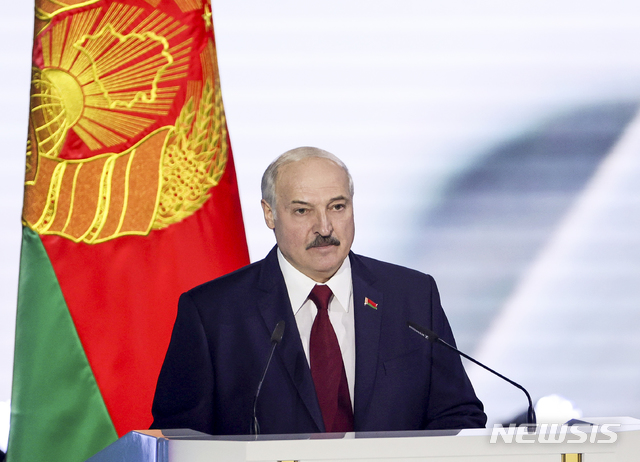 [민스크=AP/뉴시스] 알렉산드르 루카셴코 벨라루스 대통령이 4일(현지시간) 민스크에서 대국민 담화를 하고 있다. 그는 이날 러시아의 벨라루스 대선 개입 의혹을 제기하며 "벨라루스의 긴장을 고조시키려는 시도를 해선 안 된다"고 경고했다. 2020.8.5.