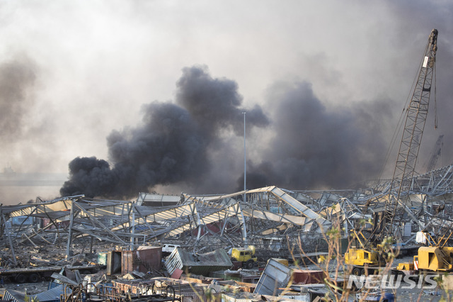 [베이루트=AP/뉴시스]4일(현지시간) 레바논 수도 베이루트 항구에서 대규모 폭발사고가 일어나 현장에 건물 등이 무너져 있다. 2020.08.05.