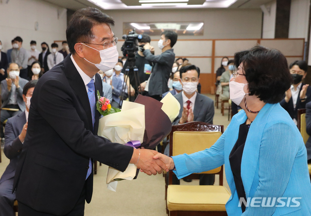 [서울=뉴시스]김명원 기자 = 윤종인 개인정보보호위원장이 5일 오전 서울 종로구 정부서울청사에서 열린 취임식에서 꽃다발을 받고 있다. 2020.08.05.  kmx1105@newsis.com