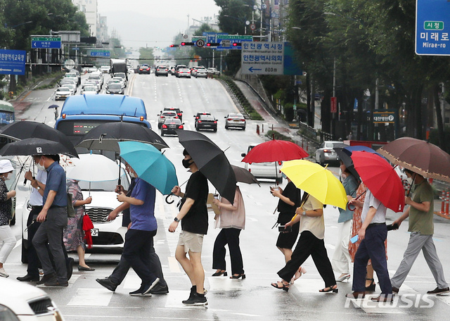 [인천=뉴시스] 이종철 기자 = 우산을 쓴 시민들이지난 5일 인천 남동구의 한 횡단보도를 건너고 있다. 2020.08.05. jc4321@newsis.com