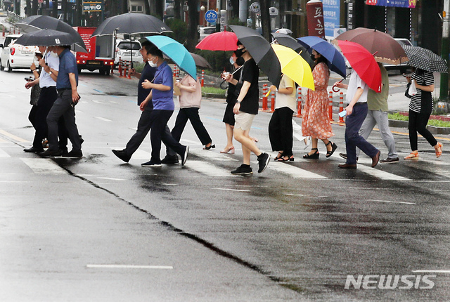 [인천=뉴시스] 이종철 기자 = 비가 오는 5일 오전 우산을 쓴 시민들이 인천시 남동구 예술회관역 3번출구앞 횡단보도를 건너고 있다. 2020.08.05. jc4321@newsis.com