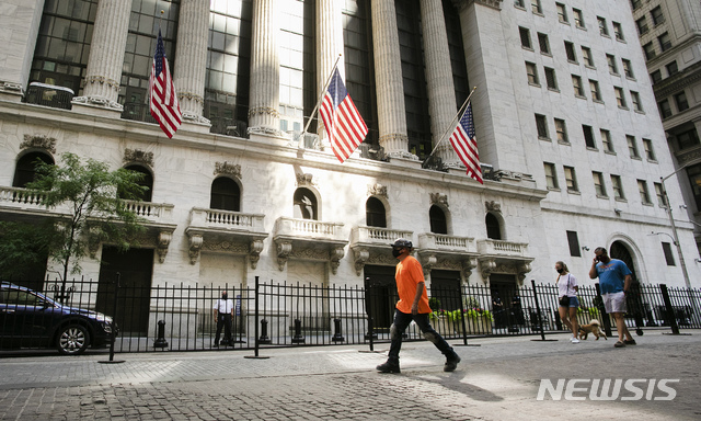 [뉴욕=AP/뉴시스] 지난 7월 21일(현지시간) 미국 뉴욕증권거래소(NYSE) 앞을 지나가는 사람들의 모습. 2020.08.06.