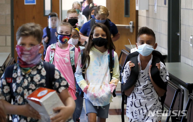 [고들리=AP/뉴시스] 5일(현지시간) 미국 텍사스주 고들리의 초등학교에서 신종 코로나바이러스 감염증(코로나19)을 막으려고 마스크를 착용한 아이들이 교실로 걸어가고 있다. 2020.08.06.