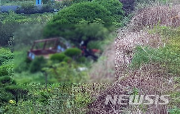 [부산=뉴시스] 5일 오후 6시 20분께 부산 기장군의 한 농로를 지나던 경운기가 3m 아래 밭으로 추락했다. (사진=부산경찰청 제공)