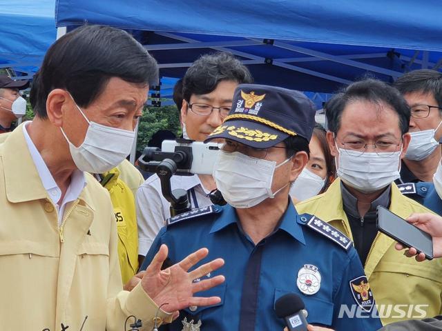 [가평=뉴시스]장경일 인턴기자 = 진영 행정안전부 장관(왼쪽)이 6일 오후 경기도 가평군 가평읍 경강대교 부근에 설치된 춘천 의암댐 실종사고 현장 상황실을 방문해 관계자로부터 현장상황을 전달 받고 있다. 2020.08.06.jgi1988@newsis.com