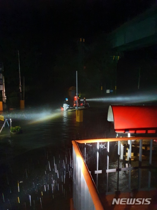 가평 자라섬이 연일 내린 폭우로 잠기며 6일 오전 1시께 섬에 고립돼 있던 주민을 가평소방서 119 구조대가 구조했다.