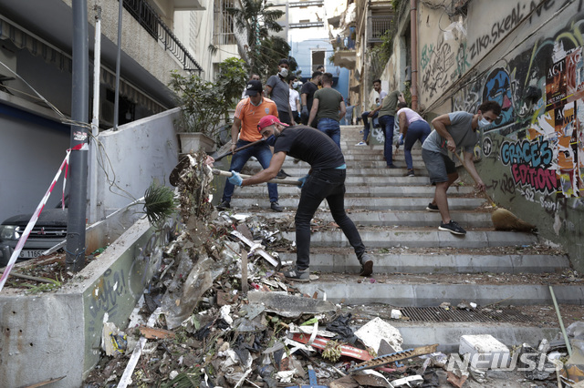 [베이루트=AP/뉴시스] 5일(현지시간) 레바논 베이루트의 폭발 참사 현장에서 시민들이 잔해를 치우고 있다. 2020.08.06. 