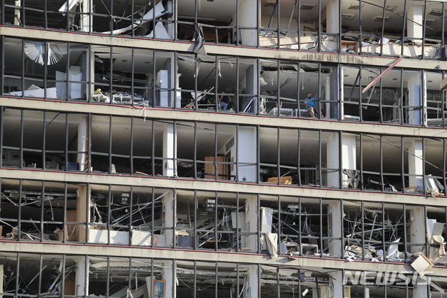 [베이루트=AP/뉴시스] 레바논 베이루트에서 5일(현지시간) 한 건물이 전날 발생한 폭발로 인해 처참하게 부서져 있다. 2020.08.06