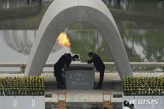 [히로시마=AP/뉴시스]히로시마 원폭 투하 75주년인 6일 일본 히로시마의 히로시마 평화기념공원에서 기념식이 열려 마쓰이 카즈미 히로시마 시장(오른쪽)이 원폭 희생자 유가족에게 희생자 명단을 건네면서 인사하고 있다. 1945년 8월 6일 오전 8시 15분 최초의 핵무기 '리틀 보이'가 히로시마 상공 580m에서 폭발해 초기 폭발로 7만 명이 사망한 것으로 기록됐다. 2020.08.06.