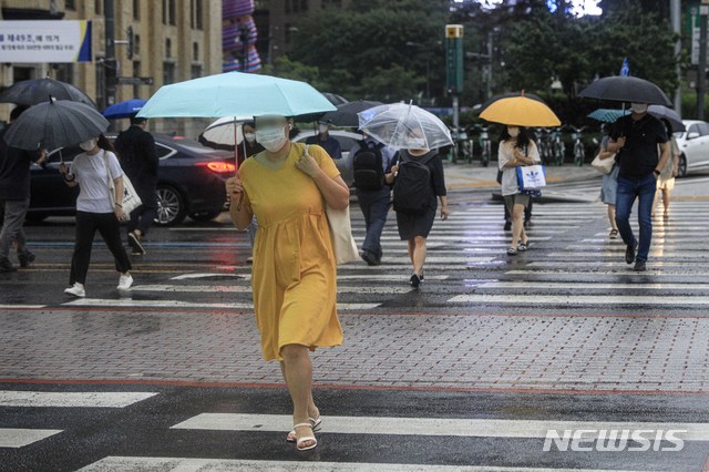 [서울=뉴시스] 박민석 기자 = 지난 6일 오전 서울 종로구 세종대로 사거리에서 우산을 쓴 시민들이 발걸음을 옮기고 있다. 2020.08.06. mspark@newsis.com