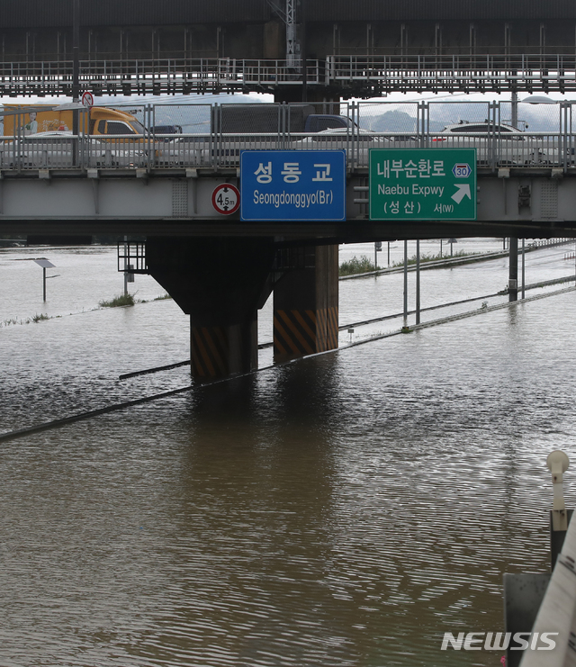 [서울=뉴시스] 조수정 기자 = 폭우로 동부간선로·강변북로·내부순환로·올림픽대로 등 곳곳이 통제된 6일 서울 성동교 인근 침수된 동부간선도로 위로 우회로가 정체되고 있다. 2020.08.06.  chocrystal@newsis.com