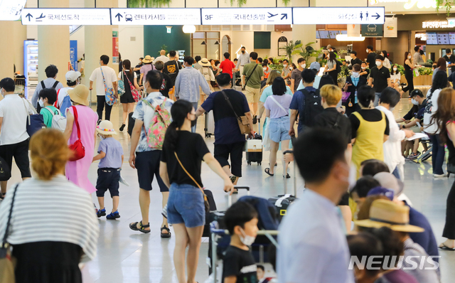 [제주=뉴시스]우장호 기자 = 본격적인 여름 휴가철인 6일 제주국제공항 1층 도착장에 마스크를 쓴 관광객들이 렌터카 보관소로 이동하고 있다. 2020.08.06.  woo1223@newsis.com