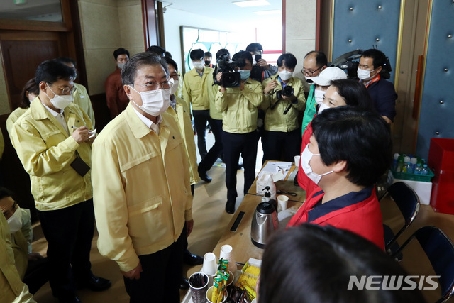 [파주=뉴시스]배훈식 기자 = 접경지역 호우피해 현장 방문에 나선 문재인 대통령이 6일 오후 경기 파주시 마지초등학교에 마련된 이재민 임시주거시설을 찾아 자원봉사자를 격려하고 있다. 2020.08.06.  dahora83@newsis.com