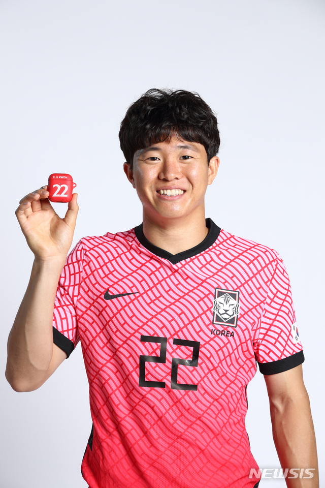 [서울=뉴시스]축구 국가대표 권창훈이 자신의 이름과 등번호가 새겨진 아이팟 하드케이스를 들고 있다. (사진 = 대한축구협회 제공)