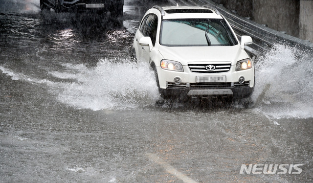 [대구=뉴시스] 이무열 기자 = 대구 지역에 호우경보가 발효된 7일 오후 대구 북구 칠성동 한 도로에서 차량들이 빗물을 가르며 주행하고 있다. 2020.08.07.lmy@newsis.com