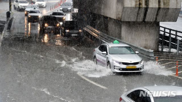 [대구=뉴시스] 이무열 기자 = 대구 지역에 호우경보가 발효된 7일 오후 대구 북구 칠성동 한 도로에서 차량들이 빗물을 가르며 주행하고 있다. 2020.08.07. lmy@newsis.com