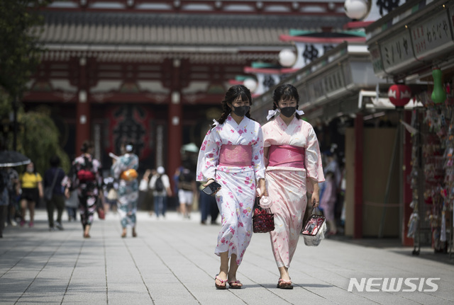 [도쿄=AP/뉴시스]지난 7일 도쿄 센소지 사원에서 일본 전통 의상 차림의 두 여성이 신종 코로나바이러스 감염증(코로나19) 예방을 위해 마스크를 쓴 채 걸어가고 있다. 2020.08.10.