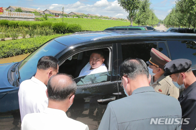 [서울=뉴시스] 북한 조선중앙TV는 김정은 북한 국무위원장이 황해북도 은파군 대청리 일대 홍수 피해 현장을 방문, 유사시에 사용하기 위해 비축한 전시 예비 물자와 식량을 수재민 지원에 활용하도록 지시했다고 7일 보도했다. 김 위원장이 차량 운전석에 앉아 있다. (사진=조선중앙TV 캡처) 2020.08.07. photo@newsis.com