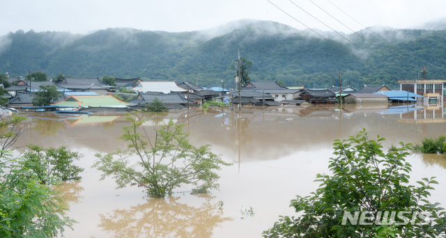 [순창=뉴시스] 김얼 기자 = 연이은 폭우로 전북지역에 호우경보가 발령된 8일 전북 순창군 외이마을이 빗물로 침수돼 있다. 2020.08.08. pmkeul@newsis.com