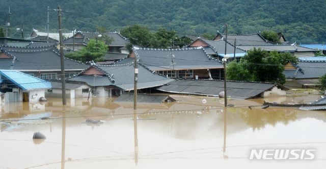 [순창=뉴시스] 김얼 기자 = 연이은 폭우로 전북지역에 호우경보가 발령된 8일 전북 순창군 외이마을이 빗물로 침수돼 있다. 2020.08.08.pmkeul@newsis.com