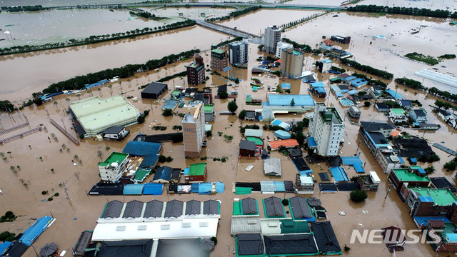 [구례=뉴시스] 폭우가 쏟아진 8일 오후 전남 구례군 구례읍이 수중도시로 바뀌어 버렸다. (사진=구례군 제공) 2020.08.08. photo@newsis.com