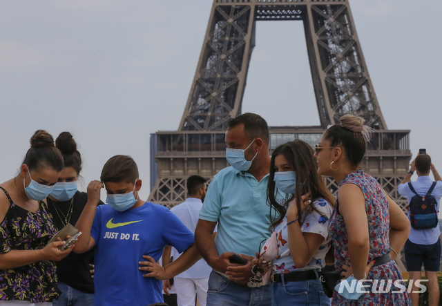 [파리=AP/뉴시스] 9일(현지시간) 이탈리아 관광객들이 파리 에펠탑 앞에서 마스크를 착용한 채 모여 이야기를 나누고 있다. 이날 미국의 신종 코로나바이러스 감염증(코로나19) 환자가 500만명을 넘어선 데에 유럽 각국은 놀라움과 경각심을 표하고 있다고 AP통신은 전했다. 2020.8.10.