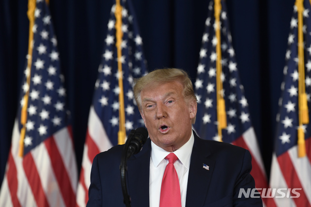 [ 베드민스터( 미 뉴저지주)= AP/뉴시스]도널드 트럼프 미국대통령이 8일 뉴저지주 자신의 트럼프 골프장 클럽하우스에서 지지자들을 향해 연설하고 있다. 