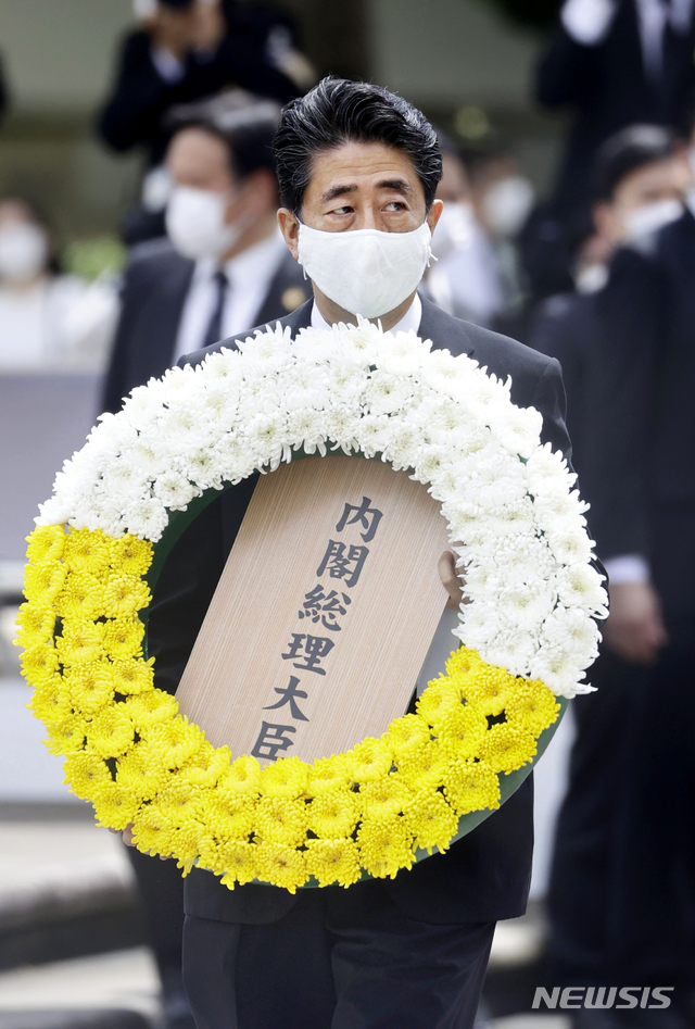[나카사키=AP/뉴시스] 아베 신조 일본 총리가 9일 나가사키 평화공원에서 열린 원자폭탄 투하 75주년 기념식에 참석해 헌화하고 있다. 2020.08.09