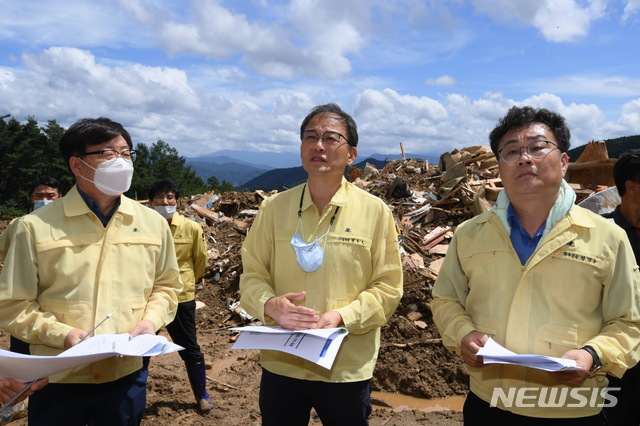 박종호(가운데) 산림청장이 9일 전북 장수군 번암면 산사태 피해지역을 찾아 장영수(오른쪽) 장수군수 등 관계자들과 현장을 점검하고 있다.