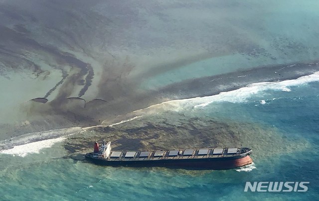 [AP/뉴시스]에릭 빌라르스가 촬영해 제공한 사진에서 지난 7일 모리셔스 동남쪽 해안 산호초에 좌초된 일본 벌크선 MV 와카시오호에서 기름이 새나오는 모습이 보이고 있다. 2020.8.11.