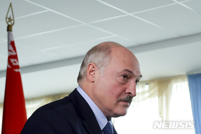 [민스크=AP/뉴시스] 알렉산드르 루카셴코(65) 벨라루스 대통령이 9일(현지시간) 민스크에서 투표를 마친 뒤 걸어나가고 있다. 출구조사에 따르면 루카셴코 대통령은 79.7%의 압도적인 득표율로 승리한 것으로 나타났다. 2020.8.10.