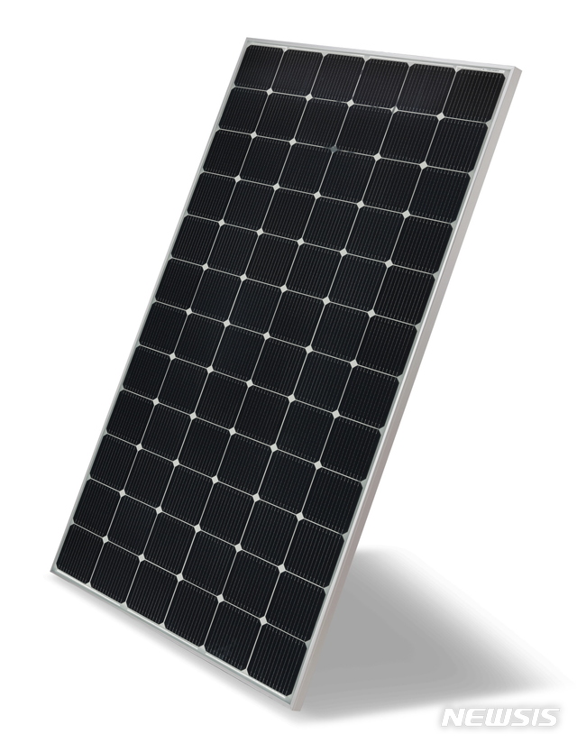 [서울=뉴시스]'제23회 올해의 에너지위너상'에서 '에너지 대상’을 수상한 고출력 양면 발전 태양광 모듈 (제공=LG전자)