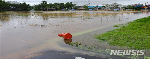 폭우에 잠긴 초등학교 운동장. (사진=광주시교육청 제공)