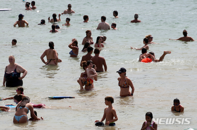 [생장드뤼즈=AP/뉴시스]9일(현지시간) 프랑스 남서부의 생장드뤼즈 대서양 해변에서 피서객들이 물놀이를 하며 더위를 식히고 있다. 현지 당국은 전국적으로 며칠 동안 무더위가 이어질 것으로 내다봤다. 2020.08.10.