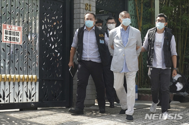 [홍콩=AP/뉴시스] 반중 성향의 홍콩 언론재벌 지미 라이(가운데)가 10일 홍콩 자택에서 보안법 위반혐의로 체포되고 있다. 2020.08.10