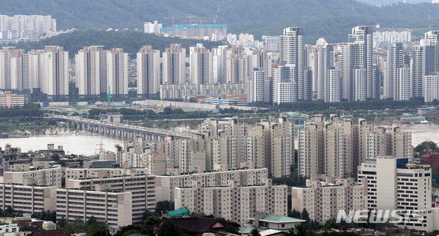 [서울=뉴시스] 고승민 기자 = 지난 상반기 서울에서 거래된 전세 중 4억원 이하 비중이 지난 2011년에 비해 크게 줄어든 것으로 알려졌다. 10일 '직방'이 서울 아파트 전세거래를 가격과 면적, 준공연한 측면에서 분석한 결과 지난 상반기 4억원 이하 전세거래비중은 52.7%로 나타났다. 이는 2011년 4억원 이하 전세거래비중이 89.7%에 달한 것에 비해 37%포인트(p) 감소한 수치다. 사진은 이날 오후 서울 남산에서 바라본 서울시내 아파트 모습. 2020.08.10. kkssmm99@newsis.com