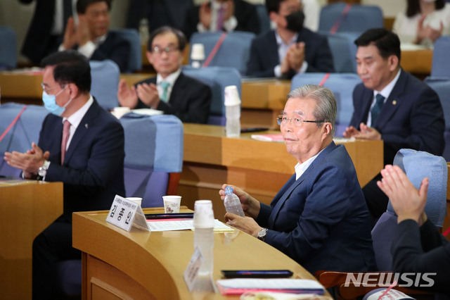 [서울=뉴시스]김선웅 기자 = 김종인 미래통합당 비상대책위원장이 11일 오전 서울 여의도 국회에서 열린 '대한민국 미래를 위한 융합인재 육성' 정책토론회에 참석하고 있다. 2020.08.11.  mangusta@newsis.com