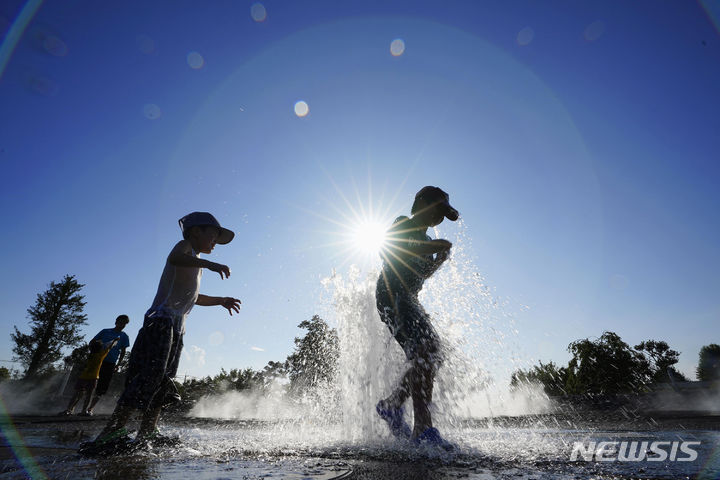 [이세사키=AP/뉴시스]일본 군마현 이세사키시의 한 공원에서 물놀이하는 아이들. 2022.11.30.