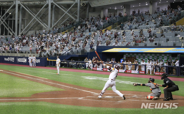 [서울=뉴시스] 박민석 기자 = 프로야구 구단에서 관중을 경기장의 25%입장만 허용하기 시작한 11일 오후 서울 구로구 고척스카이돔에서 열린 2020 신한은행 SOL KBO리그 한화 이글스 대 키움 히어로즈의 경기에서 3회 말 1사 2루 키움 박병호가 투런 홈런을 치고 있다. 2020.08.11. mspark@newsis.com