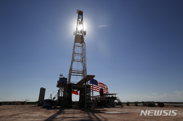 [AP/뉴시스] 2020년 7월29일 사진으로 미국 텍사스주 미드랜드의 석유 산유시설  