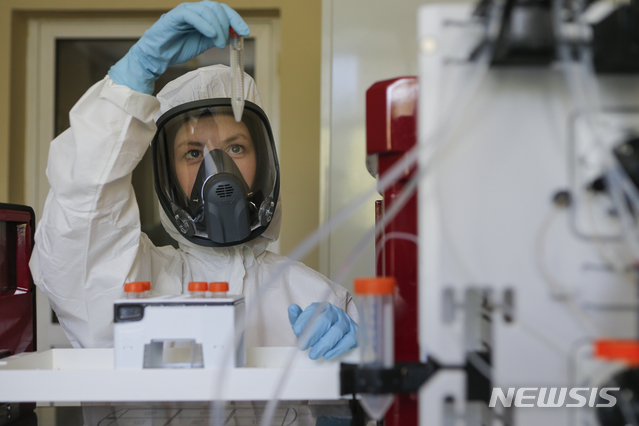 [모스크바=AP/뉴시스] 지난 8월6일(현지시간) 러시아 모스크바에 있는 가말레야 연구소의 한 연구원이 백신을 살펴보는 모습. 2020.09.04.